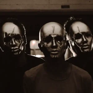 Emission Virée germanique 02 : photo de 3 personnes portant le même masque