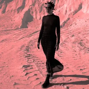 Emission Blender 65 photo d'une femme qui marche, habillée en noir dans un paysage rose