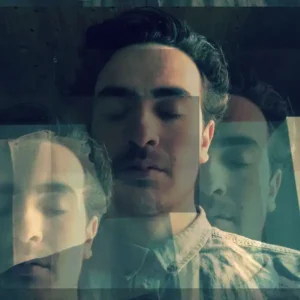 Emission Virée germanique 03 : portrait d'un homme avec sa tête reproduite 2 fois en transparence, avec des tons bleus