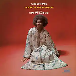 Pochette de l'album Journey In Satchidananda par ALICE COLTRANE. La pochette présente un portrait de la musicienne portant un vêtement clair avec des motifs abstraits évoquant une ambiance spirituelle et mystique.