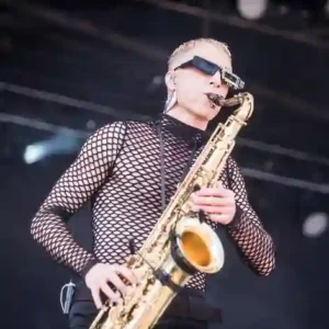 Photo de l'artiste BENDIK GISKE sur scène avec un saxophone