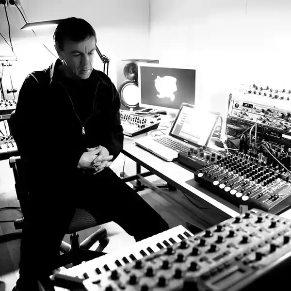 Photo de l'artiste Biosphere (aka Geir Jenssen) dans son studio d'enregistrement