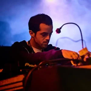 Blender 64 Homme devant une table de mixage