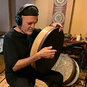 Photo de l'artiste BYRON METCALF avec un tambour