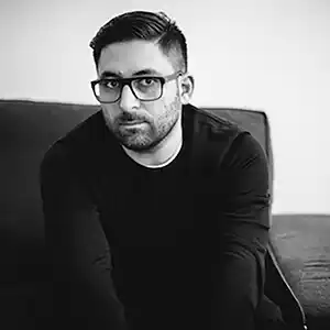 Photo en noir et blanc de l'artiste COSMIN TRG