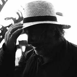 Photo de l'artiste EDITH PROGUE avec un chapeau en noir et blanc
