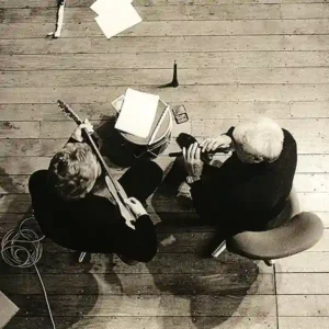Spéciale Doudouk. Photo des artistes Djivan Gasparian et Michael Brook lors d'une session d'enregistrement.
