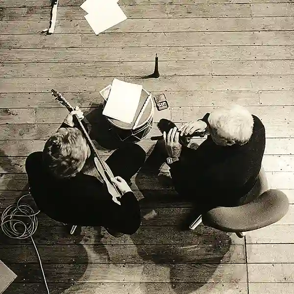 Spéciale Doudouk. Photo des artistes Djivan Gasparian et Michael Brook lors d'une session d'enregistrement.