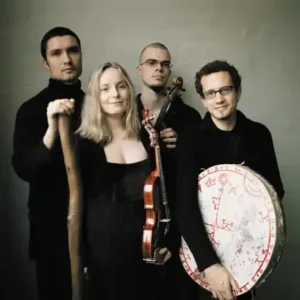 Photo des 4 membres du groupe Gjallarhorn avec ses instruments