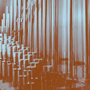 Pochette de l'album d'HANNO LEICHTMANN "Outerlands" représentant des tubes d'orgue avec un filtre orange