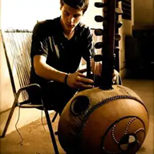 Photo de l'artiste Josh Doughty avec sa kora pour illustrer sa démo "Jarabe"