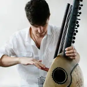 Photo de l'artiste Josh Doughty jouant de la kora