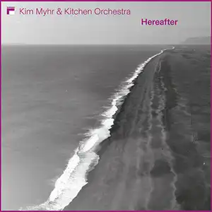Pochette de l'album de KIM MYHR and KITCHEN ORCHESTRA "Hereafter", une photo noir et blanc d'une vague en bord de mer