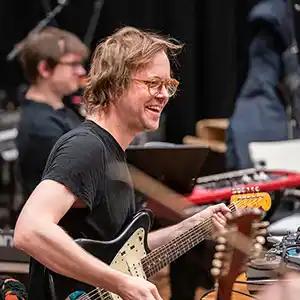 Photo de KIM MYHR and KITCHEN ORCHESTRA en train de jouer de la musique