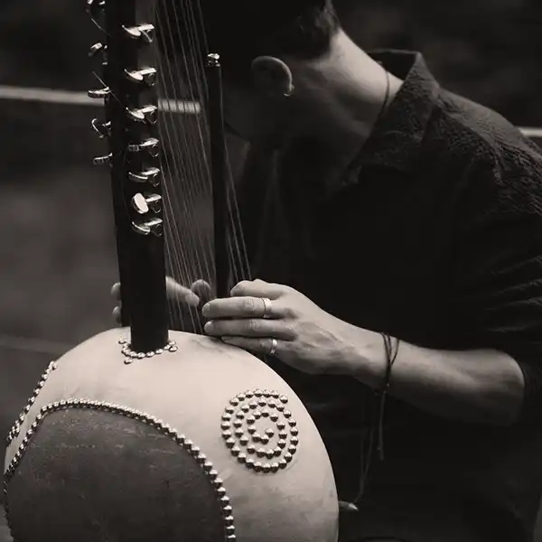 Photo de l'artiste Josh Doughty en train de jouer de la Kora