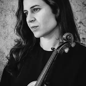 Portrait en noir et blanc de l'artiste LAURA MASOTTO avec un violon