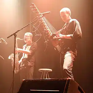 Photo du groupe Lo Griyo sur scène jouant de la kora