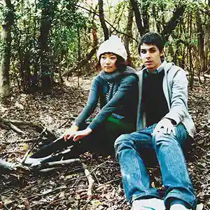 Photo des 2 artistes LULLATONE assis en forêt