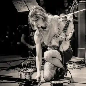 SolénoMix Catherine Graindorge : photo de l'artiste sur scène avec son violon