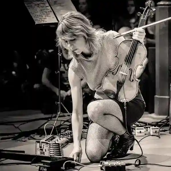 SolénoMix Catherine Graindorge : photo de l'artiste sur scène avec son violon