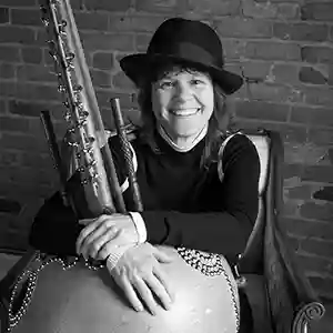 Photo de l'artiste Nathalie Cora avec son instrument, la Kora