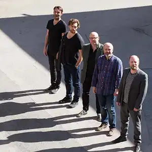 Photo des 5 membres du groupe NILS ØKLAND BAND, en ligne