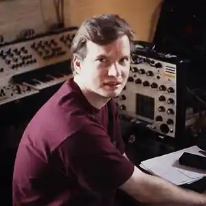 Photo de l'artiste Pete Namlook au milieu de ses machines dans son studio d'enregistrement