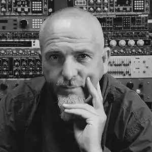 Photo de l'artiste Peter Gabriel devant ses machines dans les studios de Real World