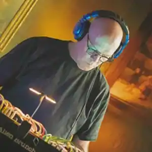 Photo de l'artiste PIETRO ZOLLO devant une table de mixage