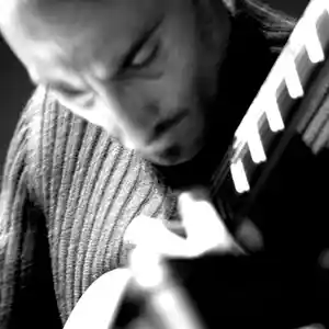 Portrait en noir et blanc de l'artiste Galati