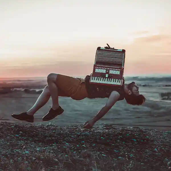 Spéciale accordéon. Photo d'un accordéoniste dans la nature et en lévitation
