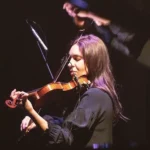 L'artiste italienne Laura Masotto sur scène avec son violon dans la mission 231