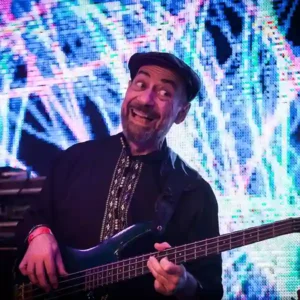 Solénomix Nick page. Photo de l'artiste Nick Page sur scène avec sa basse, cofondateur du collectif Transglobal Underground