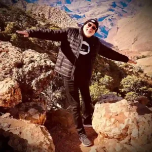 SolénoMix Ümlaut. Photo de l'artiste Ümlaut de son vrai nom Jeff Düngfelder dans les montagnes de l'Est américain, dans le Connecticut