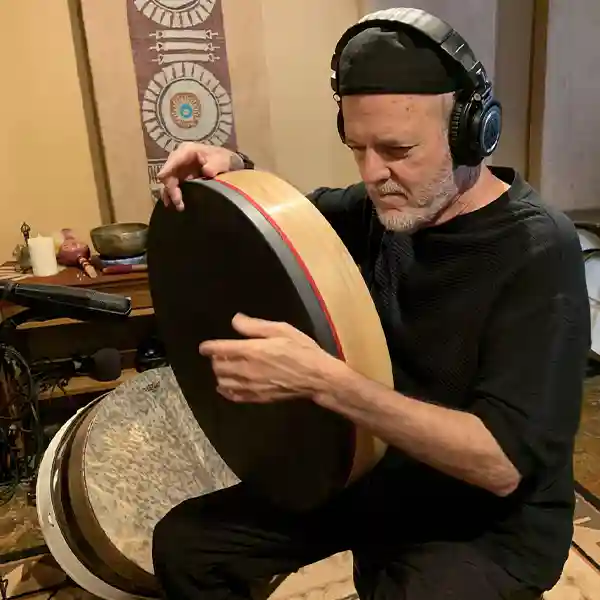 Solénoïde - Solénosphère 30. Portrait de Byron Metcalf s'enregistrant dans un studio avec un tambour