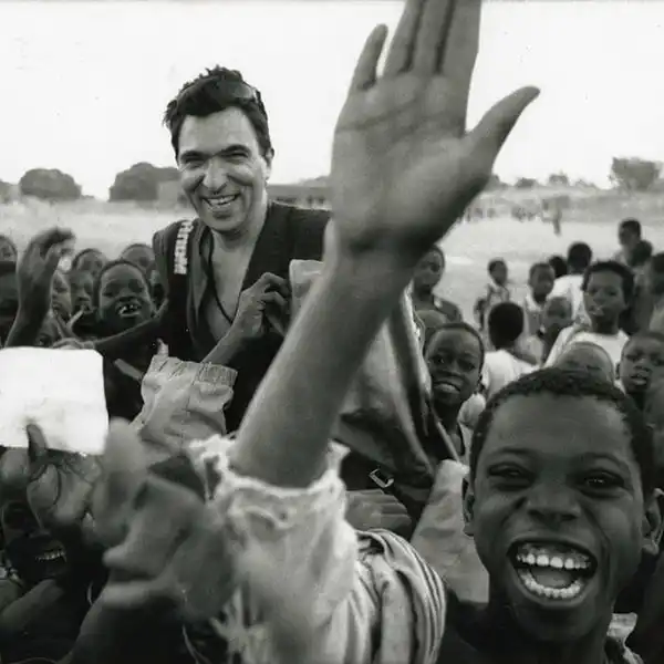Spéciale Antonio Testa. Photo de l'artiste Antonio Testa au milieu d'enfants au Burkina Faso