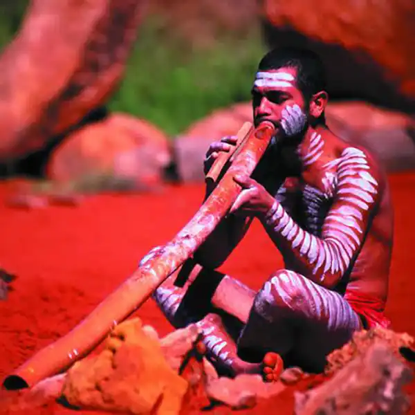 Photo d'un joueur de didgeridoo aborigène