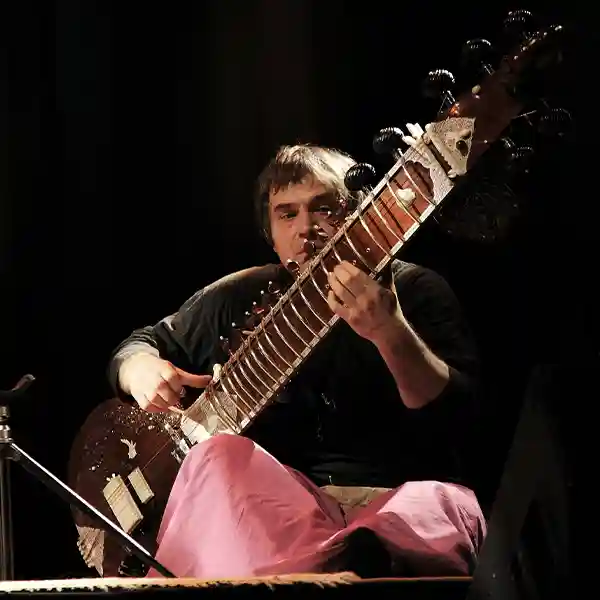 Spéciale Laszlo Hortobagyi. Photo de l'artiste Laszlo Hortobagyi sur scène jouant du sitar