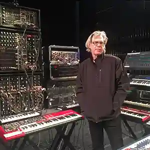 Photo de l'artiste Steve Roach au milieu de ses machines et de ses synthétiseurs