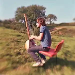 Photo de l'artiste Yann Tambour avec sa kora et son projet acoustique nommé Stranded Horse.
