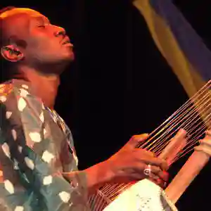 Photo de l'artiste Tata Dindin jouant de la kora