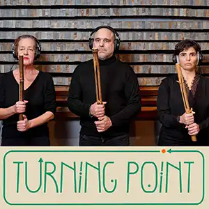 Photo des 3 membres du groupe TURNING POINT tenant chacun un instrument en bois