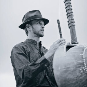 Photo de l'artiste Will Ridenour jouant de la kora