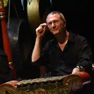 Photo de l'artiste Alex Grillo sur scène avec son vibraphone