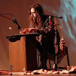 Photo de l'artiste Alio Die sur scène avec ses instruments