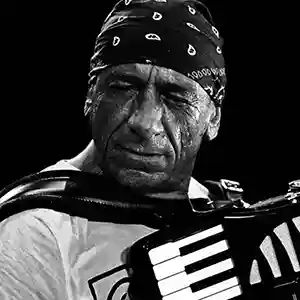 Photo de l'artiste Antonello Salis sur scène avec son accordéon