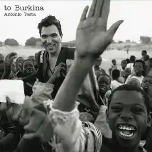 Pochette de l'album "To Burkina" par l'artiste Antonio Testa au milieu d'enfants joyeux au Burkina Faso