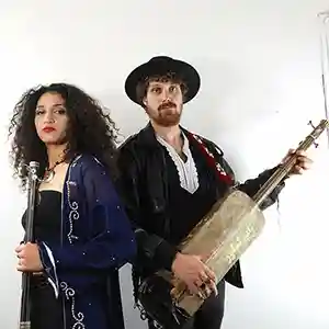 Photo du groupe Bab L' Bluz avec leurs instruments dont un luth électrique awisha