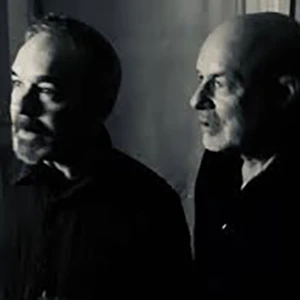 Photo en noir et blanc des deux artistes Brain et Roger Eno