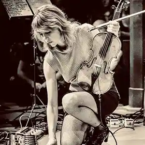 Photo de l'artiste Catherine Graindorge sur scène avec son violon et son archet